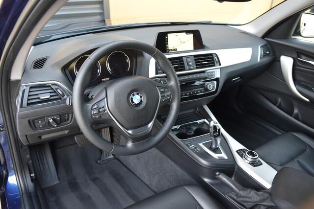 BMW 1-SERIE 118i Executive * Glasdak * Leder * LED * PDC achter * Dealer onderhouden *