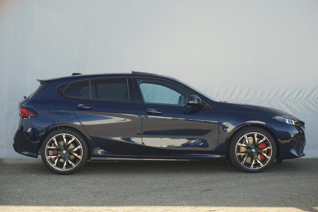 BMW 1-SERIE 5-Deurs 120 M Sport Pro / Panorama Dak / Trekhaak / Elektrische Stoelen / Harman Kardon