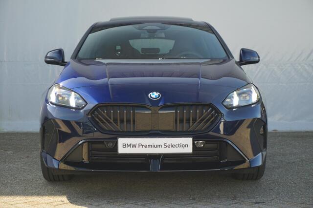 BMW 1-SERIE 5-Deurs 120 M Sport Pro / Panorama Dak / Trekhaak / Elektrische Stoelen / Harman Kardon