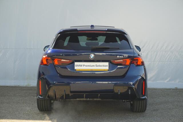 BMW 1-SERIE 5-Deurs 120 M Sport Pro / Panorama Dak / Trekhaak / Elektrische Stoelen / Harman Kardon
