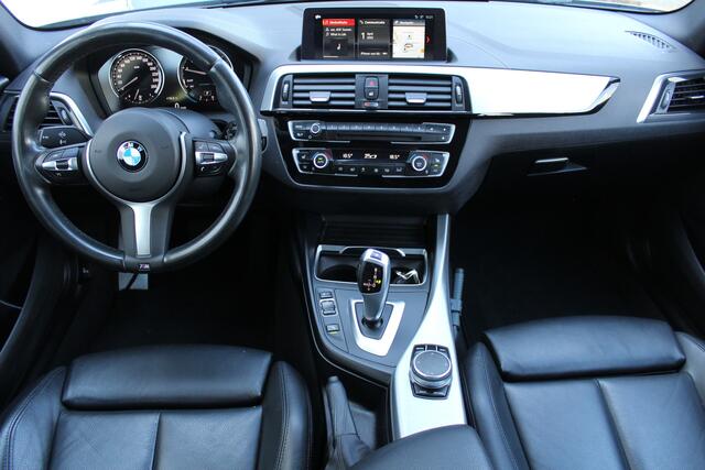 BMW 1-SERIE 118i M Sport Shadow Automaat | Incl. 12 maanden Garantie | M-pakket | Stoelverwarming | Cruise controle | Parkeersensoren V+A | Navigatie | Climate controle | Angel eyes | LED koplampen | Keyless start | Zwarte hemelbekleding | Volledig lederen bekleding 