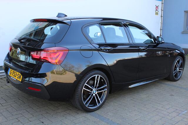 BMW 1-SERIE 118i M Sport Shadow Automaat | Incl. 12 maanden Garantie | M-pakket | Stoelverwarming | Cruise controle | Parkeersensoren V+A | Navigatie | Climate controle | Angel eyes | LED koplampen | Keyless start | Zwarte hemelbekleding | Volledig lederen bekleding 