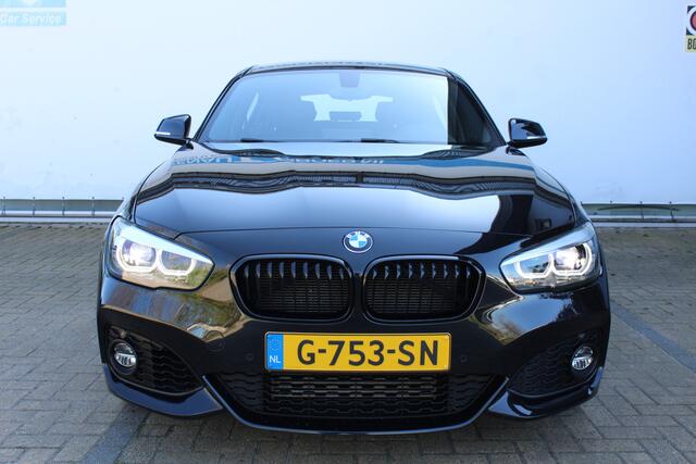 BMW 1-SERIE 118i M Sport Shadow Automaat | Incl. 12 maanden Garantie | M-pakket | Stoelverwarming | Cruise controle | Parkeersensoren V+A | Navigatie | Climate controle | Angel eyes | LED koplampen | Keyless start | Zwarte hemelbekleding | Volledig lederen bekleding 