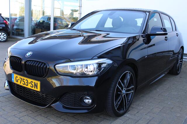 BMW 1-SERIE 118i M Sport Shadow Automaat | Incl. 12 maanden Garantie | M-pakket | Stoelverwarming | Cruise controle | Parkeersensoren V+A | Navigatie | Climate controle | Angel eyes | LED koplampen | Keyless start | Zwarte hemelbekleding | Volledig lederen bekleding 