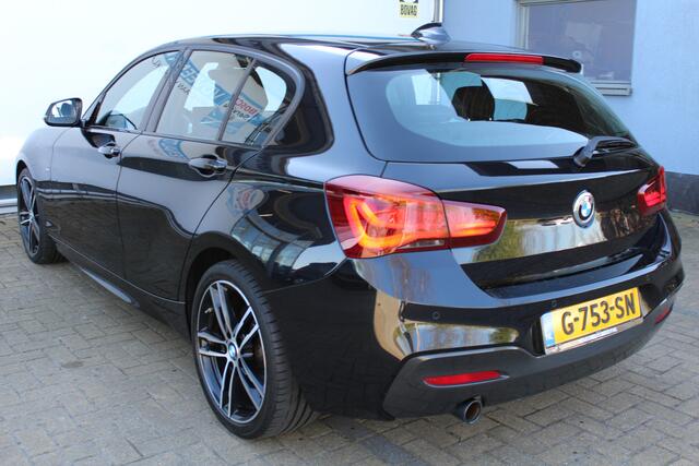 BMW 1-SERIE 118i M Sport Shadow Automaat | Incl. 12 maanden Garantie | M-pakket | Stoelverwarming | Cruise controle | Parkeersensoren V+A | Navigatie | Climate controle | Angel eyes | LED koplampen | Keyless start | Zwarte hemelbekleding | Volledig lederen bekleding 