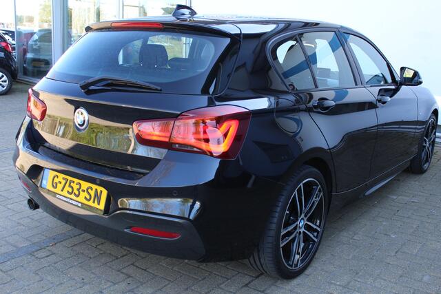 BMW 1-SERIE 118i M Sport Shadow Automaat | Incl. 12 maanden Garantie | M-pakket | Stoelverwarming | Cruise controle | Parkeersensoren V+A | Navigatie | Climate controle | Angel eyes | LED koplampen | Keyless start | Zwarte hemelbekleding | Volledig lederen bekleding 