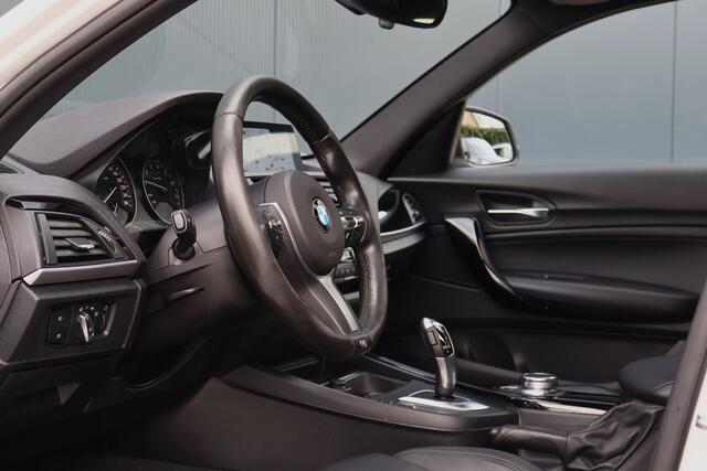 BMW 1-SERIE 118i High Executive Automaat | M-Sportstuur | Leer | Stoelverwarming | Sportstoelen | Schuif / kanteldak | M-pakket details | Professional Navi