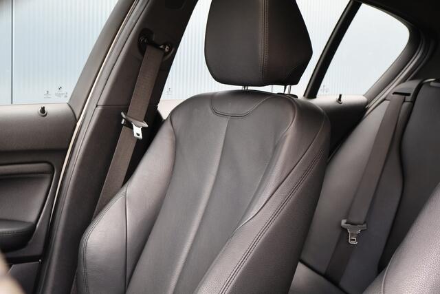 BMW 1-SERIE 118i High Executive Automaat | M-Sportstuur | Leer | Stoelverwarming | Sportstoelen | Schuif / kanteldak | M-pakket details | Professional Navi