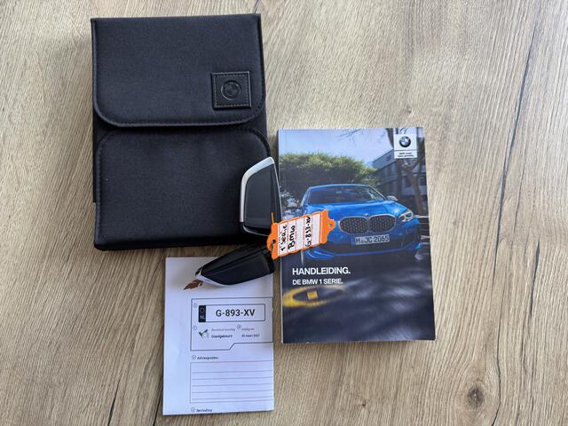 BMW 1-SERIE 118i Executive Edition Prijs Inclusief Onderhoud & 12 Maand BOVAG Garantie | Trekhaak Afneembaar | Climate Control |