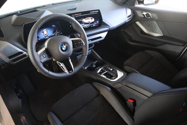 BMW 1-SERIE 5-deurs 120 M Sportpakket Pro | Innovation Pack | BMW Iconic Glow nierengrille