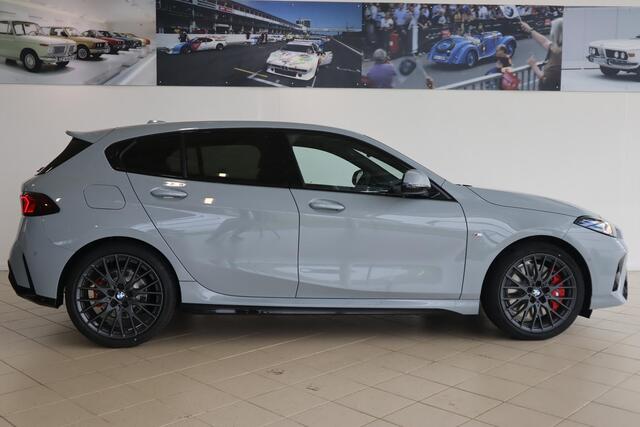 BMW 1-SERIE 5-deurs 120 M Sportpakket Pro | Innovation Pack | Brooklyn Grau | 19'' LMV