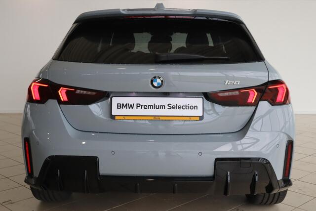 BMW 1-SERIE 5-deurs 120 M Sportpakket Pro | Innovation Pack | Brooklyn Grau | 19'' LMV