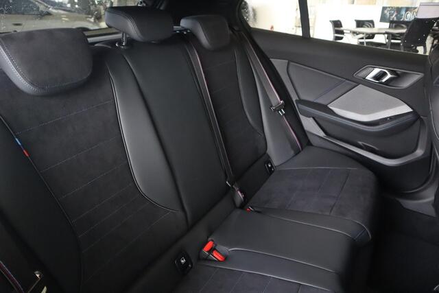 BMW 1-SERIE 5-deurs 120 M Sportpakket Pro | Innovation Pack | Brooklyn Grau | 19'' LMV