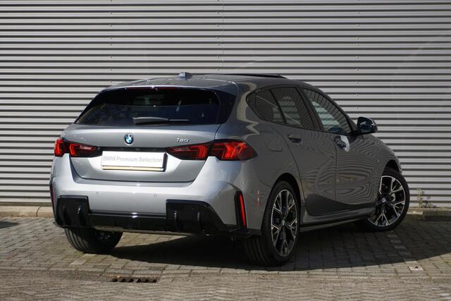 BMW 1-SERIE 5-deurs 120 M Sportpakket | Premium Pack | Glazen panoramadak | Harman-Kardon sound system | Parking Assistant | Driving Assistant