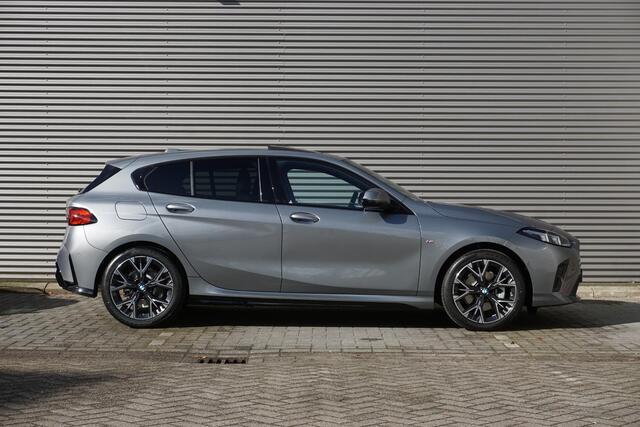 BMW 1-SERIE 5-deurs 120 M Sportpakket | Premium Pack | Glazen panoramadak | Harman-Kardon sound system | Parking Assistant | Driving Assistant