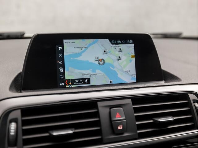 BMW 1-SERIE 118d High Executive 150Pk Automaat (NAVIGATIE, DIGITAL COCKPIT, STOELVERWARMING, LEDEREN SPORTSTOELEN, CRUISE, XENON, PARKEERSENSOREN, NIEUWSTAAT)