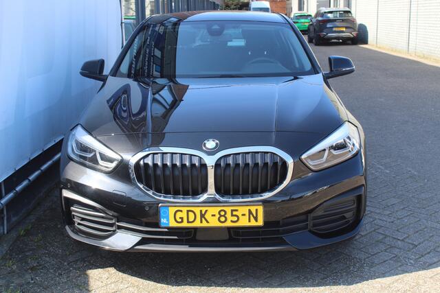 BMW 1-SERIE 118i Airco l Cruise control l Navigatie l AppleCarPlay/AndroidAuto