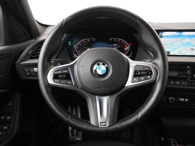 BMW 1-SERIE 5-deurs 118i M-Sportpakket | 17 inch | Sportstoelen | 50 Jahre uitvoering