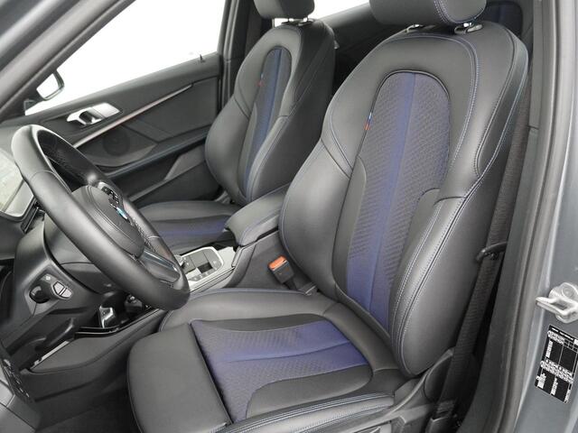 BMW 1-SERIE 5-deurs 118i M-Sportpakket | 17 inch | Sportstoelen | 50 Jahre uitvoering