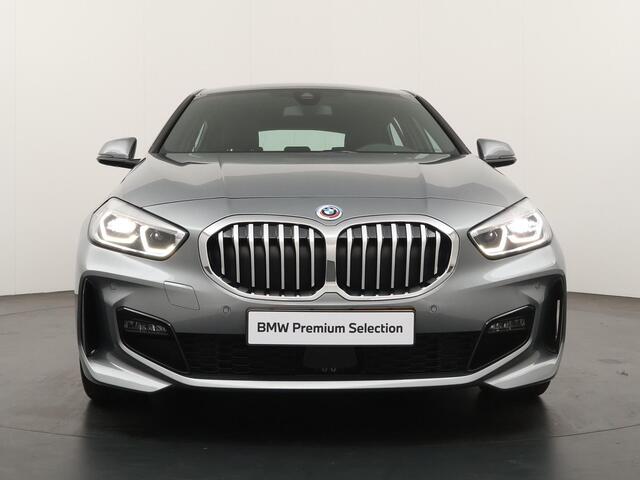 BMW 1-SERIE 5-deurs 118i M-Sportpakket | 17 inch | Sportstoelen | 50 Jahre uitvoering