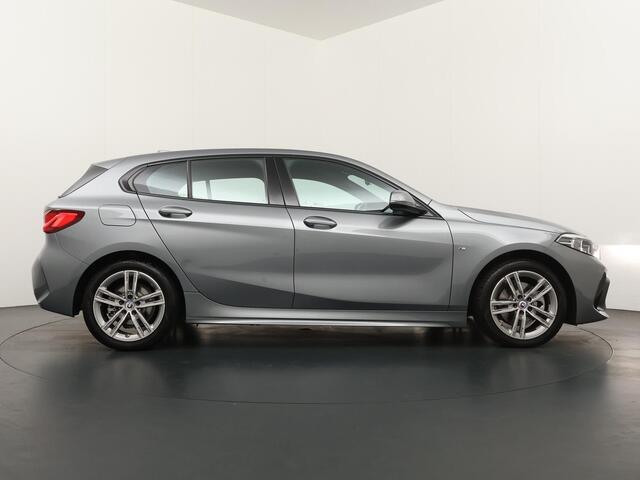 BMW 1-SERIE 5-deurs 118i M-Sportpakket | 17 inch | Sportstoelen | 50 Jahre uitvoering