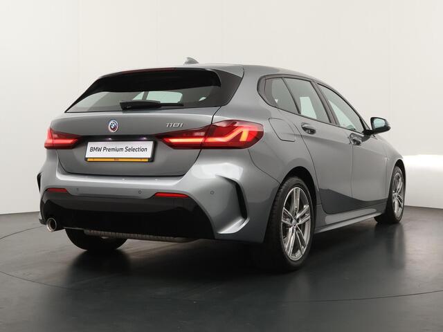 BMW 1-SERIE 5-deurs 118i M-Sportpakket | 17 inch | Sportstoelen | 50 Jahre uitvoering