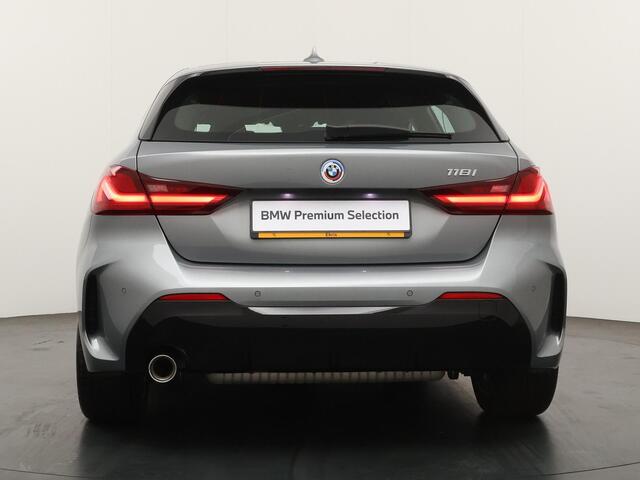 BMW 1-SERIE 5-deurs 118i M-Sportpakket | 17 inch | Sportstoelen | 50 Jahre uitvoering