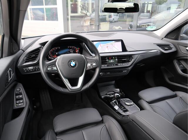 BMW 1-SERIE 118i High Executive | Panoramadak | Leder | 18'' | Driving Assist | Led |