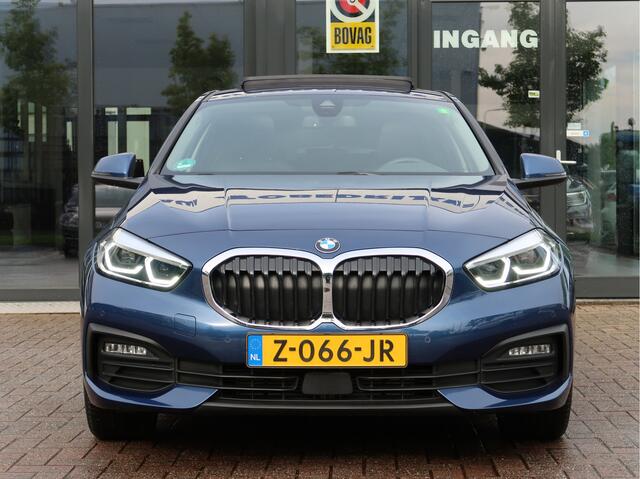 BMW 1-SERIE 118i High Executive | Panoramadak | Leder | 18'' | Driving Assist | Led |