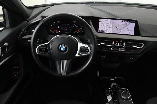 BMW 1-SERIE 118i M Sport | Carplay | Sportstoelen | Full LED | Live Cockpit | Navigatie | Climate control | PDC | Cruise control | Getint glas