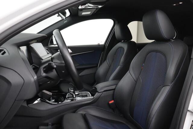 BMW 1-SERIE 118i M Sport | Carplay | Sportstoelen | Full LED | Live Cockpit | Navigatie | Climate control | PDC | Cruise control | Getint glas