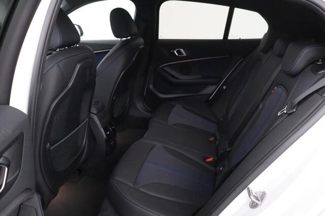 BMW 1-SERIE 118i M Sport | Carplay | Sportstoelen | Full LED | Live Cockpit | Navigatie | Climate control | PDC | Cruise control | Getint glas