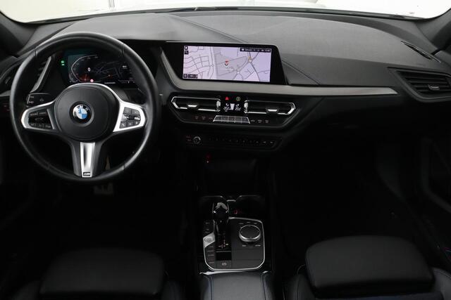 BMW 1-SERIE 118i M Sport | Carplay | Sportstoelen | Full LED | Live Cockpit | Navigatie | Climate control | PDC | Cruise control | Getint glas