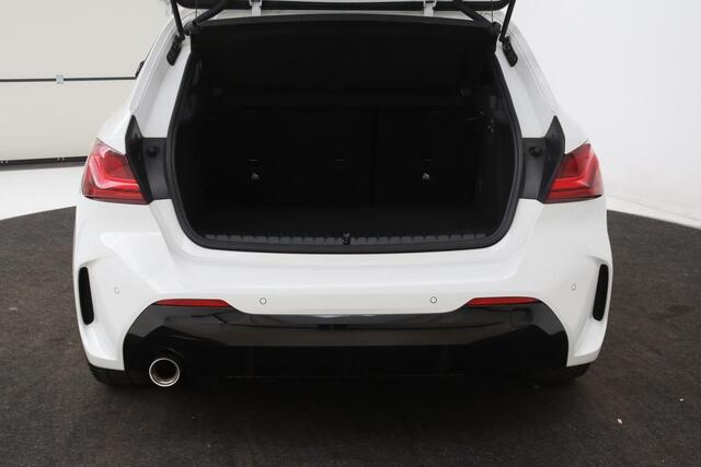 BMW 1-SERIE 118i M Sport | Carplay | Sportstoelen | Full LED | Live Cockpit | Navigatie | Climate control | PDC | Cruise control | Getint glas