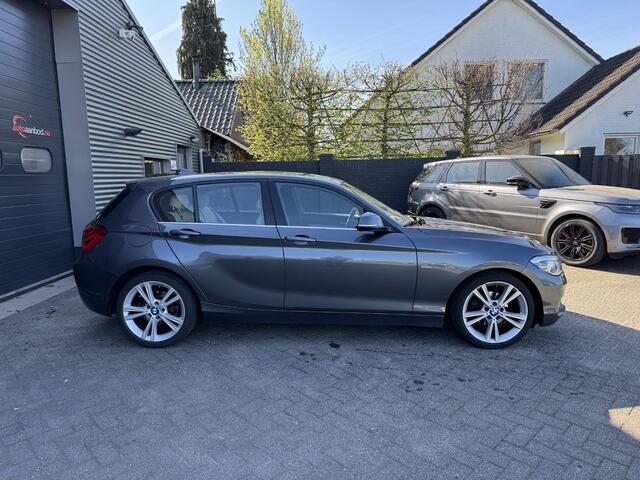 BMW 1-SERIE 118i Corporate Lease High Executive | Navigatie | Lederen Bekleding | Lichtmetalen Velgen | Parkeersensoren |
