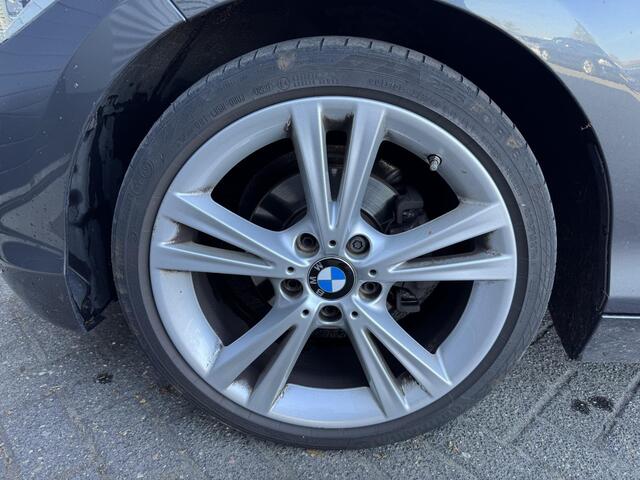 BMW 1-SERIE 118i Corporate Lease High Executive | Navigatie | Lederen Bekleding | Lichtmetalen Velgen | Parkeersensoren |