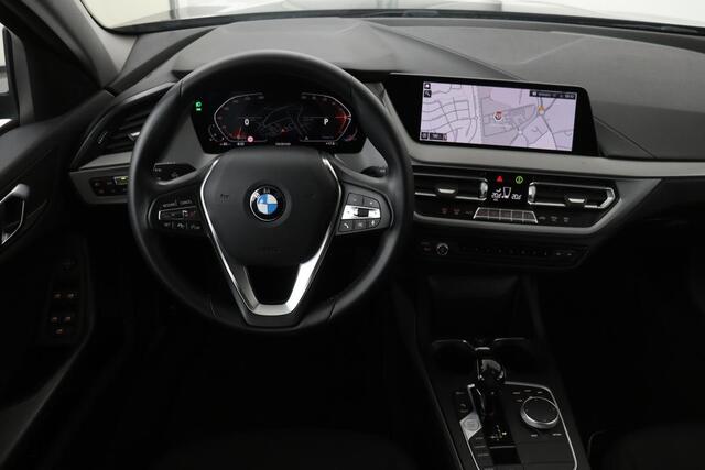 BMW 1-SERIE 118i Executive | Adaptive cruise | Carplay | Live Cockpit | Full LED | Camera | Navigatie | Park Assist | Climate control | Bluetooth