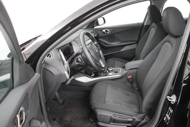 BMW 1-SERIE 118i Executive | Adaptive cruise | Carplay | Live Cockpit | Full LED | Camera | Navigatie | Park Assist | Climate control | Bluetooth