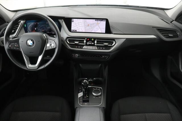 BMW 1-SERIE 118i Executive | Adaptive cruise | Carplay | Live Cockpit | Full LED | Camera | Navigatie | Park Assist | Climate control | Bluetooth