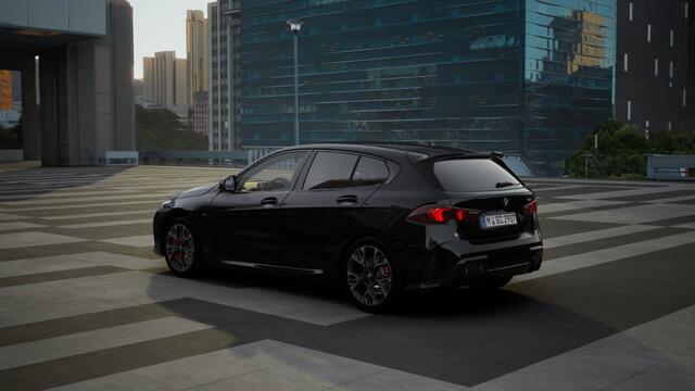 BMW 1-SERIE 120 M Sport Automaat / Sportstoelen / Adaptieve LED / M Adaptief onderstel / Comfort Access / Parking Assistant