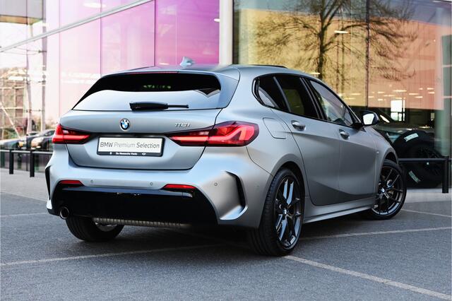BMW 1-SERIE 118i High Executive M Sport Automaat / Panoramadak / M Sportstoelen / Adaptieve LED / Comfort Access / Parking Assistant / Stoelverwarming