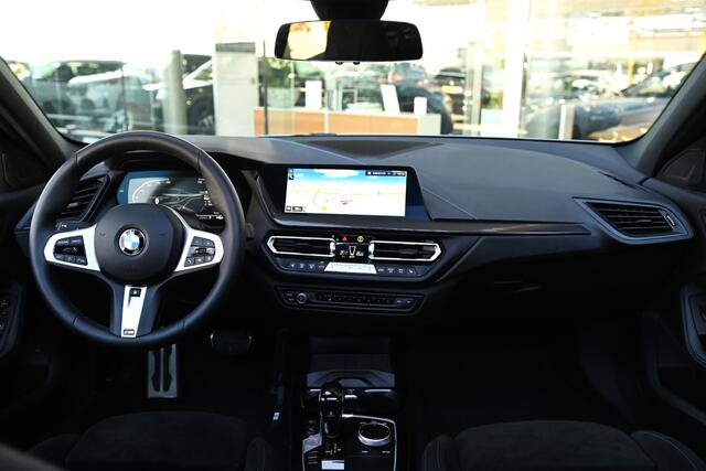 BMW 1-SERIE 118i High Executive M Sport Automaat / Panoramadak / M Sportstoelen / Adaptieve LED / Comfort Access / Parking Assistant / Stoelverwarming