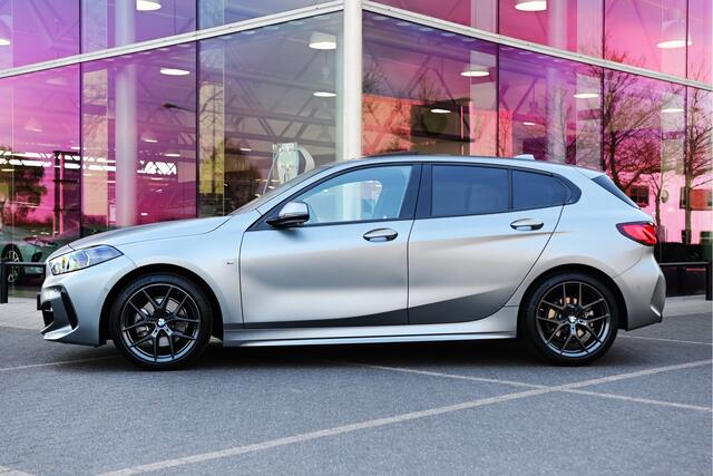 BMW 1-SERIE 118i High Executive M Sport Automaat / Panoramadak / M Sportstoelen / Adaptieve LED / Comfort Access / Parking Assistant / Stoelverwarming