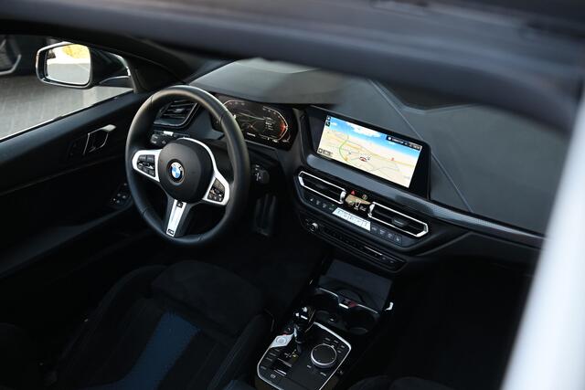 BMW 1-SERIE 118i High Executive M Sport Automaat / Panoramadak / M Sportstoelen / Adaptieve LED / Comfort Access / Parking Assistant / Stoelverwarming