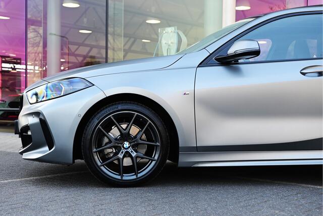 BMW 1-SERIE 118i High Executive M Sport Automaat / Panoramadak / M Sportstoelen / Adaptieve LED / Comfort Access / Parking Assistant / Stoelverwarming