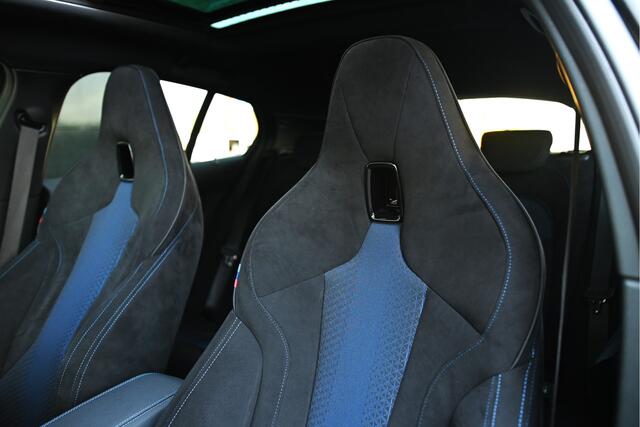 BMW 1-SERIE 118i High Executive M Sport Automaat / Panoramadak / M Sportstoelen / Adaptieve LED / Comfort Access / Parking Assistant / Stoelverwarming