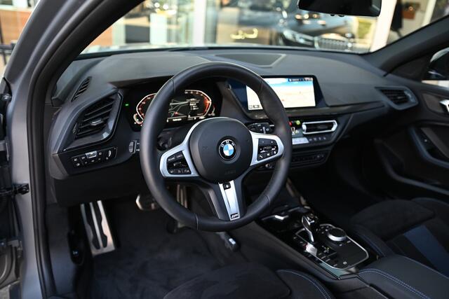 BMW 1-SERIE 118i High Executive M Sport Automaat / Panoramadak / M Sportstoelen / Adaptieve LED / Comfort Access / Parking Assistant / Stoelverwarming