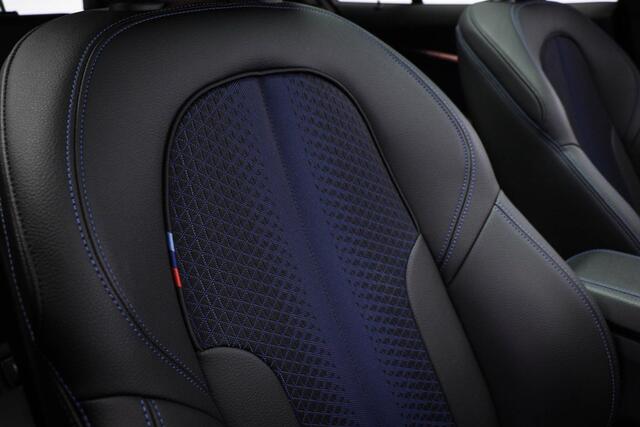 BMW 1-SERIE M135i xDrive Executive | PANORAMADAK | LIFE COCKPIT FROFESSIONAL- PACK | DAB | APPLE