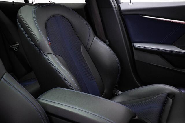 BMW 1-SERIE M135i xDrive Executive | PANORAMADAK | LIFE COCKPIT FROFESSIONAL- PACK | DAB | APPLE