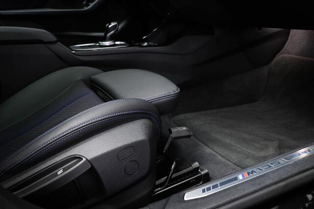BMW 1-SERIE M135i xDrive Executive | PANORAMADAK | LIFE COCKPIT FROFESSIONAL- PACK | DAB | APPLE